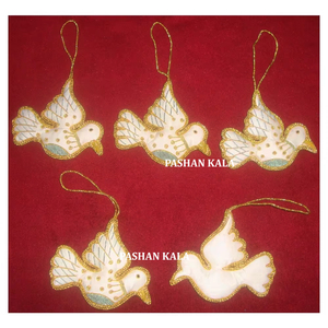 Décoration de Noël suspendue en forme d'oiseaux blancs exclusifs et attrayants, avec broderie dorée en zari et travail de perles - Product Image 1