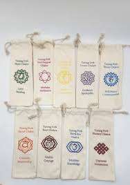 Ensemble de diapasons de chakra de 8 pièces, pondérés par couleur, pour la guérison, avec sacs de chakra marqués - Product Image 6