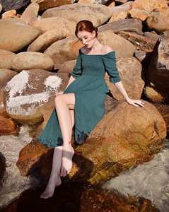 Robe mi-longue en lin bio pour femmes, confortable et élégante, design à épaules dénudées, vêtements d'été lavables. - Product Image 3