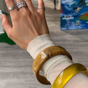 Brazaletes de resina y nácar hechos a mano elegantes y modernos con purpurina, tonos duales y joyería de moda Pantone para todas las estaciones - Product Image 3