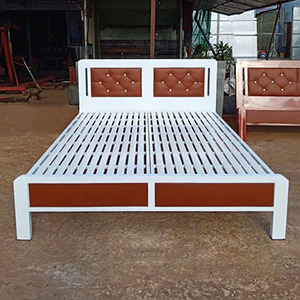 Cadre de lit moderne en fer blanc avec revêtement en similicuir anti-poussière, lit souple réglable, style minimaliste pour appartement - Product Image 1