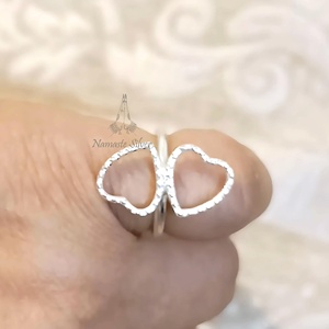 Bague double cœur en argent sterling 925, élégante et minimaliste, incrustation artisanale, bijou de promesse avec bande de cœur connectée - Product Image 2