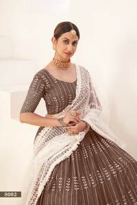 Haut de prêt-à-porter 3 pièces traditionnel indien et pakistanais pour femmes Lengha Choli Plazzo pour les mariages et les fêtes d'hiver - Product Image 2