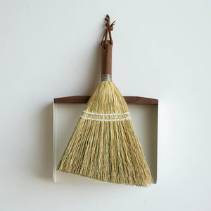 Balai en fibres de herbe naturelle 120 cm, manche en plastique, écologique, durable, pour usage domestique, en herbe du Vietnam, brun clair - Product Image 6