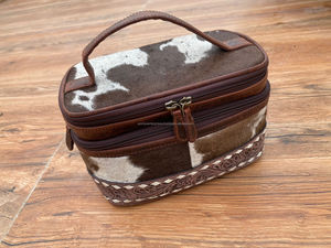 Le plus récent 2024 sac cosmétique de voyage floral usiné à la main de luxe pour les cheveux occidentaux des femmes sur le sac d'organisateur de maquillage multifonction en peau de vache - Product Image 3