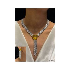 Collier de luxe à double brin avec pendentif en pierre précieuse jaune en forme de coeur pour les mariages, les fêtes et les fiançailles. - Product Image 1