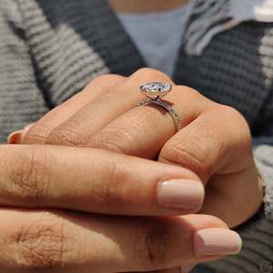 Anillo de Diamantes con Corte Radiante en Engaste Pavé - Product Image 4
