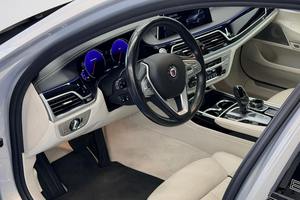 Auto Usado Premium 2018 BMW Alpina B7 xDrive V8 Twin-Turbo de 600 hp - Product Image 3
