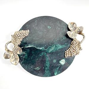 เขียงหินอ่อนสีเขียวทรงกลมหรูหรา พร้อมหูจับรูปองุ่น ตกแต่งด้วยสีเงิน เหมาะสำหรับการรับรองแขก จัดเลี้ยง และเป็นของขวัญ - Product Image 1