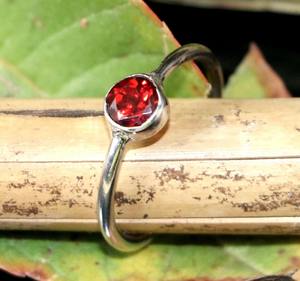 แหวนเงินแท้ 925 ประดับพลอยโกเมนแดง ทำมือ ของขวัญประจำเดือนเกิด - Product Image 6