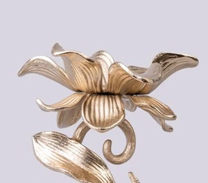 Bougeoir en aluminium fini doré de qualité supérieure avec motif floral, ajoutez une touche sophistiquée, confortable, élégante et élégante à tout espace - Product Image 4