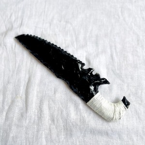 Cuchillo de Fantasía Único de Obsidiana Negra con Incrustaciones de Piedras Preciosas, Calidad Premium, Tallado a Mano, Tacto Real, con Muescas, Regalo Wicca, 5-6 Pulgadas - Product Image 5