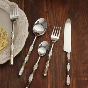 Ensemble de couverts en argent de qualité supérieure, adapté à la salle à manger sophistiquée, à l'affichage de table contemporain et à un usage quotidien - Product Image 1