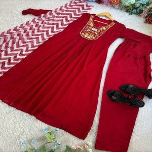 Ensemble élégant de robe et pantalon en mousseline de soie rouge cerise comprenant 2.2 m Taby Silk Dupatta avec bordures à motif de boîte - Product Image 1