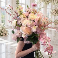 Grote hoeveelheid geparfumeerde roze zijden lotusbloemen, zachte kunstbloemen, handgemaakte bruiloft achtergrond, gangdecoratie, evenement, real touch