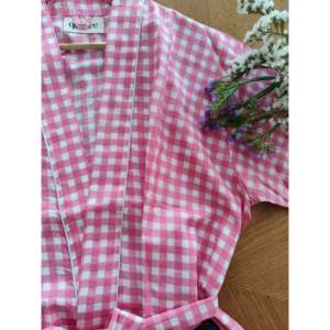 Bata de mujer talla única rosa pastel de algodón 100% suave y transpirable con mangas largas, estilo gingham, para invierno, con cordón ajustable. - Product Image 2