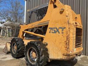 Cargadora Compacta Case 75XT de 2001: Potente Máquina de Tamaño Mediano con Rendimiento Comprobado en Sitios de Trabajo - Product Image 2