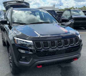 Jeep Compass Trailhawk 2024 d'occasion, conduite à gauche, sièges en cuir, caméra de recul, excellent état, phares au xénon, écran tactile - Product Image 1