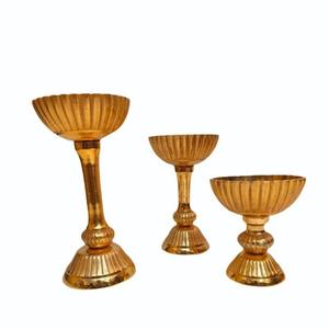 Ensemble de calices vintage dorés à cannelures, bols décoratifs en métal sur pied, style antique, support à fleurs de mariage, centre de table, rehausseurs écologiques - Product Image 1