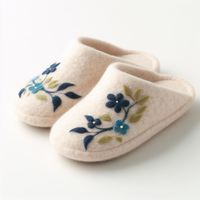 Chaussures d'intérieur élégantes en feutre de laine pour l'été, avec motifs floraux sculptés, semelle intérieure en fourrure chaude et confortable, idéales pour le printemps et l'automne