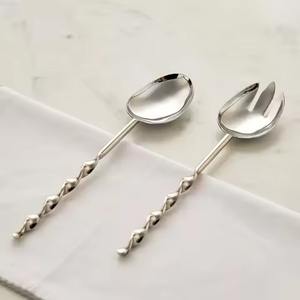 ชุดอุปกรณ์สลัดสแตนเลสสตีล 2 ชิ้น สีเงิน เป็นมิตรกับสิ่งแวดล้อม ปลอดภัยสำหรับเครื่องล้างจานและอาหาร พร้อมด้ามจับแบบเกลียว สำหรับโรงแรม - Product Image 1