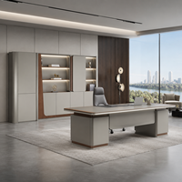 Meuble de bureau exécutif moderne gris mat avec garniture en bois courbé, base à quatre portes et unité d'étagères ouvertes éclairées par LED