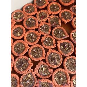 Vela Diya de Cera de Abeja Herbal Hecha a Mano con Energía Positiva - Product Image 2