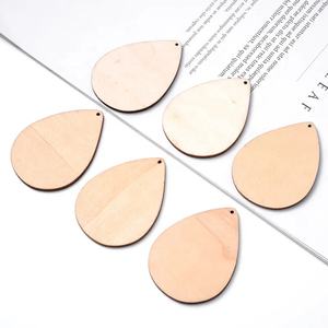 La surface en bois est décorée de décorations faites à la main en forme de larme lisse avec des couleurs secondaires pour personnaliser le décor - Product Image 5