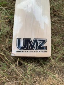 ไม้คริกเก็ต UMZ MB MALIK BLACK EDITION รุ่นอังกฤษวิลโลว์ คุณภาพสูงระดับมืออาชีพ ทนทาน ผลิตตามสั่ง น้ำหนักเบา แบบกดสองชั้น - Product Image 6