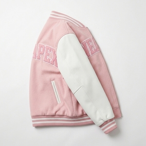 เสื้อแจ็คเก็ตผู้ชายสีชมพูผสมขนสัตว์ แขนหนังสีขาว ปักลายตามสั่ง ซิปแบบรูดขึ้น ผ้าถักแบบริบ สไตล์ลำลอง สตรีทแวร์ เสื้อคลุมขายส่ง รับผลิตแบบ OEM - Product Image 3