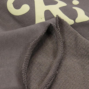 Sweat-shirt à capuche vintage style streetwear, en molleton bouclette marron vieilli, avec ourlet et poignets à bords bruts et impression en relief - Product Image 6