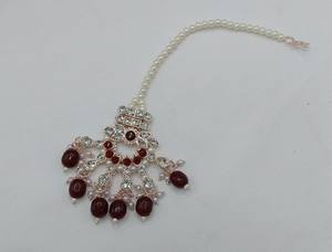 Conjunto de Joyería de Lujo con Baño de Oro y Perlas de Calidad de Exportación, con Aretes y Maang Tikka para Novias y Fiestas - Product Image 4