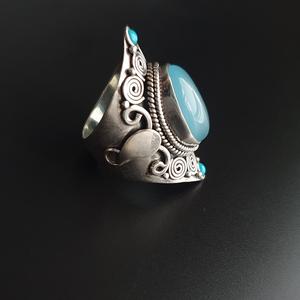 Bague en calcédoine bleue faite à la main en pierre précieuse de coupe ovale naturelle réglage de lunette cadeau de mariage élégant pour elle pour la Saint-Valentin - Product Image 5