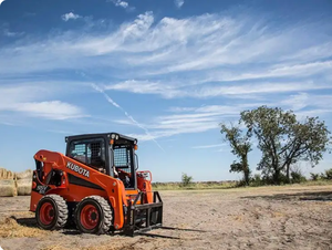 Chargeuse compacte Kubota SSV65 modèle 2023, capacité de charge nominale de 7 tonnes, moteur, boîte de vitesses, chargeuse frontale compacte pour matériaux de construction - Product Image 1