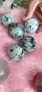 Pierres précieuses naturelles de qualité supérieure en gros, sphère de pierre de lune arc-en-ciel avec boule de cristal scintillante pour la guérison, l'ancrage et le Feng Shui - Product Image 4