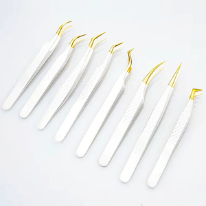 Pinzas para pestañas de acero inoxidable blanco con punta dorada Ángulo de 70 grados 100% Satisfacción del cliente Stock Pinzas para pestañas postizas - Product Image 1