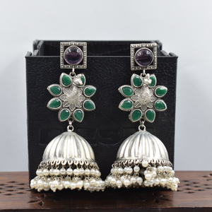 Flor mirada piedra verde jhunki moda Stud earing latón hecho a mano plata aspecto similar perlas Kundan jhumka earing venta al por mayor - Product Image 1