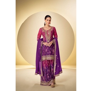 Vente flash : Costume Salwar Kanika de créateur Gulkayra avec broderie élégante pour les fêtes et les festivals, disponible au prix export. - Product Image 1