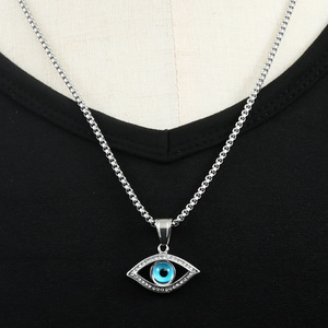 yunnique Collier œil en acier inoxydable pour femme, pendentif multi-diamants en acier titane, style punk rétro unique et tendance - Product Image 4