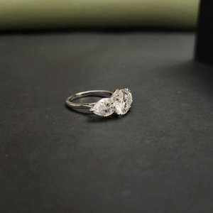 แหวนเพชรสเตนเลสสวยพร้อมหินมอยส์ซอไนต์ชุบทอง14KT เป็นของขวัญครบรอบ - Product Image 2