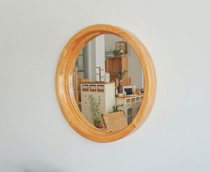 Espejo de pared redondo Alina hecho de madera maciza de teca y cristal de espejo con un acabado natural brillante. - Product Image 4