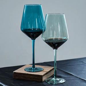 Copa de Vino de Cristal Azul y Gris, Hecha a Mano, Ecológica, Diseño Moderno y Lujoso, Silueta Clásica que Realza las Mesas - Product Image 5
