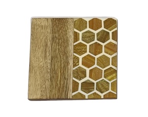Sous-verre carré en bois et résine fait main, motif hexagonal alvéolé, tapis de boisson personnalisé avec logo pour hôtel et restaurant. - Product Image 1