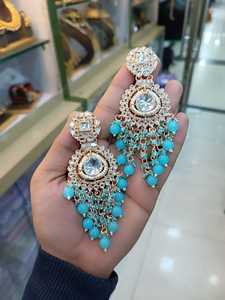 ชุดต่างหู Kundan หุ้มทองแบบดั้งเดิมของชาวอินเดียชุดตุ้มหูแฟนซีสูวยงามดีไซน์ไข่มุกสำหรับผู้หญิงและเด็กผู้หญิง - Product Image 4