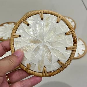 Posavasos redondo con incrustaciones de concha, juego de ratán tejido a mano de 4 productos ecológicos hechos en Vietnam, decoración de mesa al por mayor - Product Image 1