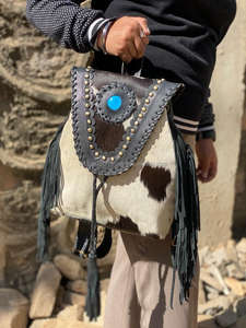 Sac à dos en cuir avec vraie fourrure fait à la main, avec frange et cordon de serrage - Product Image 4