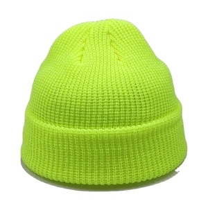 Gorro de punto de invierno con bordado personalizado de alta calidad para hombre, gorro de punto liso cálido de lana para viaje 2026 - Product Image 4