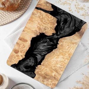 Planche à découper élégante en bois avec accents en résine noire, idéale pour le comptoir de cuisine, la table et la présentation gastronomique, en provenance d'Inde - Product Image 5