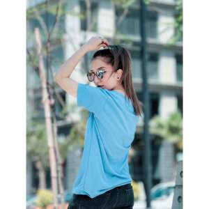 Camiseta de mujer monocromática azul Ártico elegante y elegante - Product Image 3