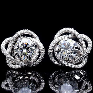 Pendientes de Diamantes de 2.00 Quilates con Certificación IGI en Oro de 18K, Modernos, para Fiestas, Regalos, Aniversarios y Ocasiones Especiales - Product Image 1